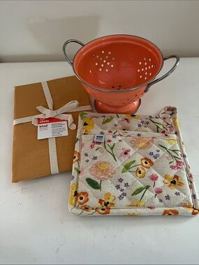 Enamel Mini Colander with potholder and cotton tea towel